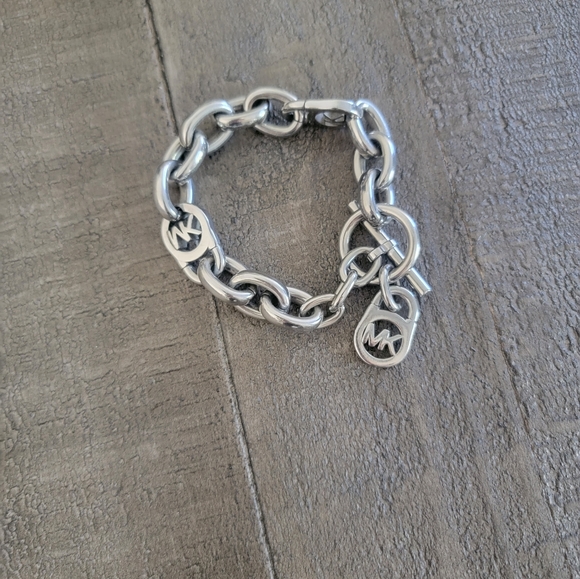 Michael Kors chain link toggle bracelet - Picture 2 of 3